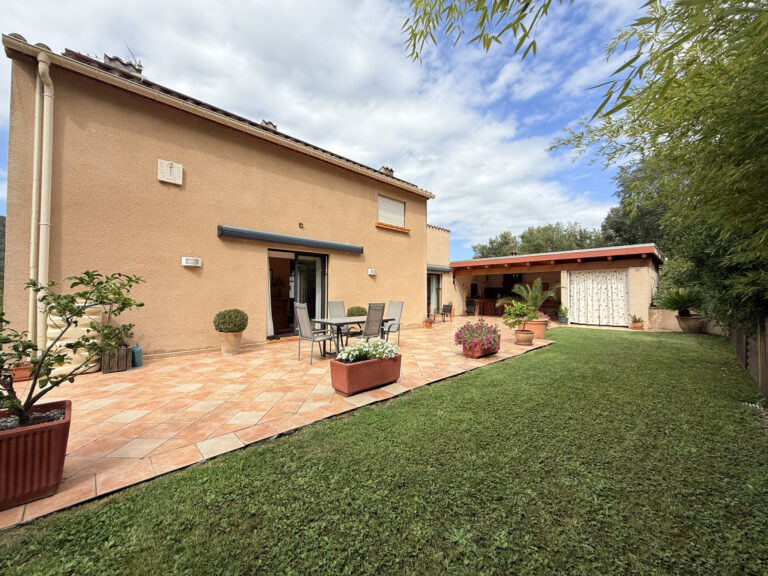 MAISON 4 FACES + APPART LOUE + GRANDS GARAGES