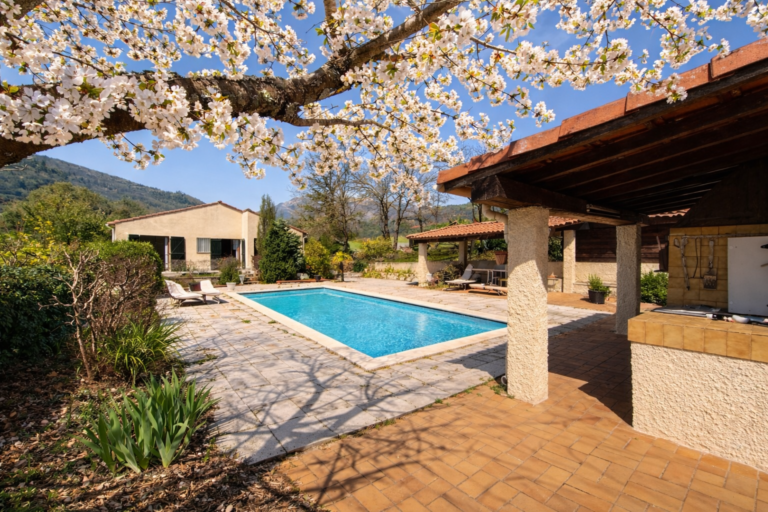Villa de plain-pied avec piscine chauffée et vues panoramiques   Haut-Vallespir