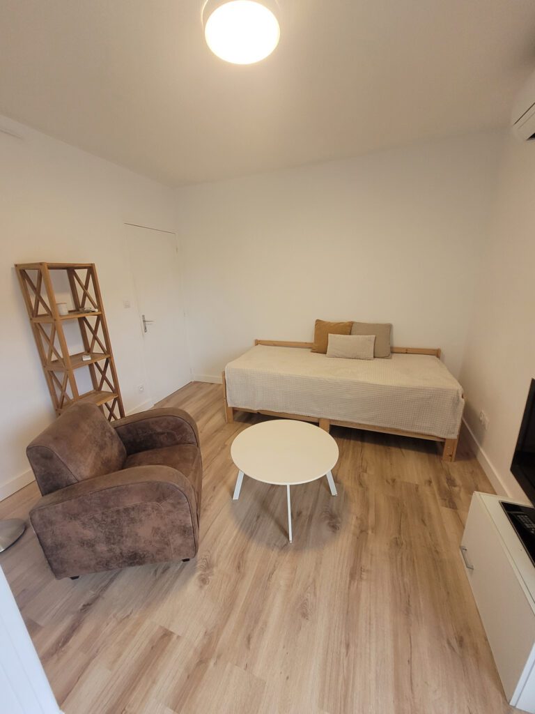 BEL APPARTEMENT MEUBLÉ ET ÉQUIPÉ DE 20M2 DANS LE VALLESPIR