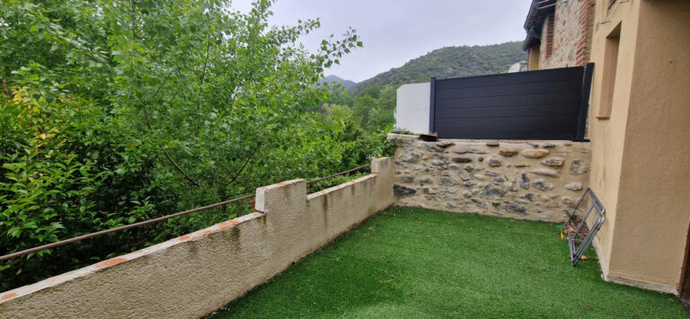 RODES - MAISON DE VILLAGE AVEC GARAGE ET TERRASSE