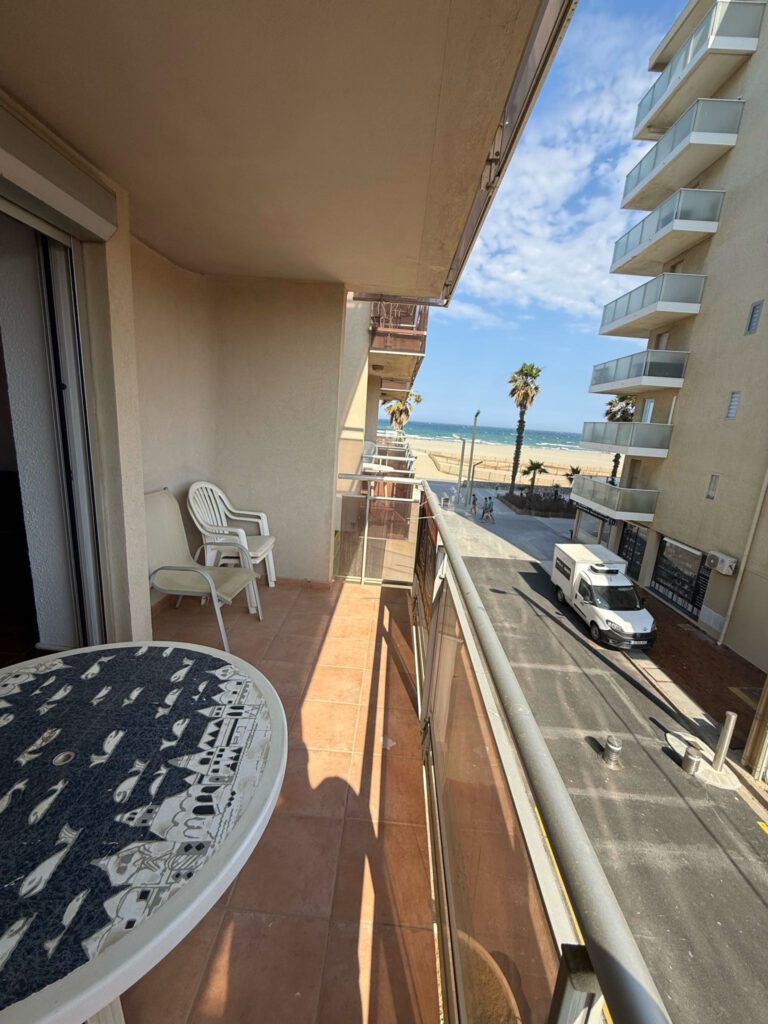 Appartement 2 pièces avec terrasse en front de mer au port.