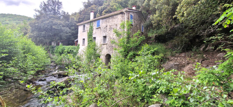 ATYPIQUE - ANCIEN MOULIN RENOVE ET INDEPENDANT PROCHE SOURNIA
