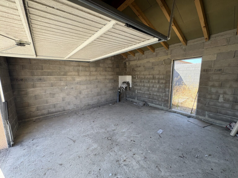 GARAGE AVEC ESPACE EXTERIEUR - SAINT-CYPRIEN PLAGE (SECTEUR PORT)