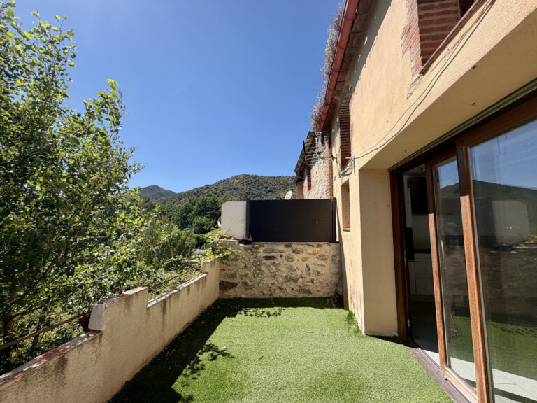 RODES - MAISON DE VILLAGE AVEC GARAGE ET TERRASSE