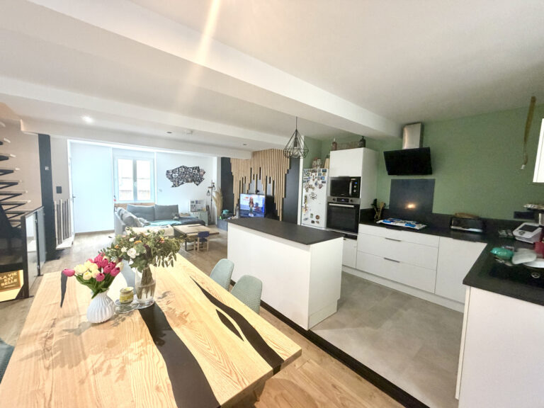 iLLE SUR TET Coup de Coeur pour cette Maison de village traversante entièrement Rénovée avec Garage