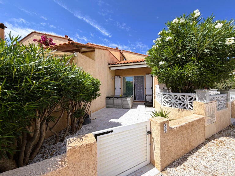 LE BARCARES- Jolie maison accès direct à la plage avec piscine capacité 6 personnes !