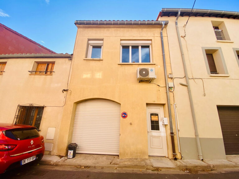 Saint-Cyprien Village Maison de village divisée en 2 logements avec garage !