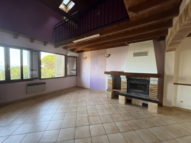 À vendre   Maison de ville avec vue mer à Montbolo