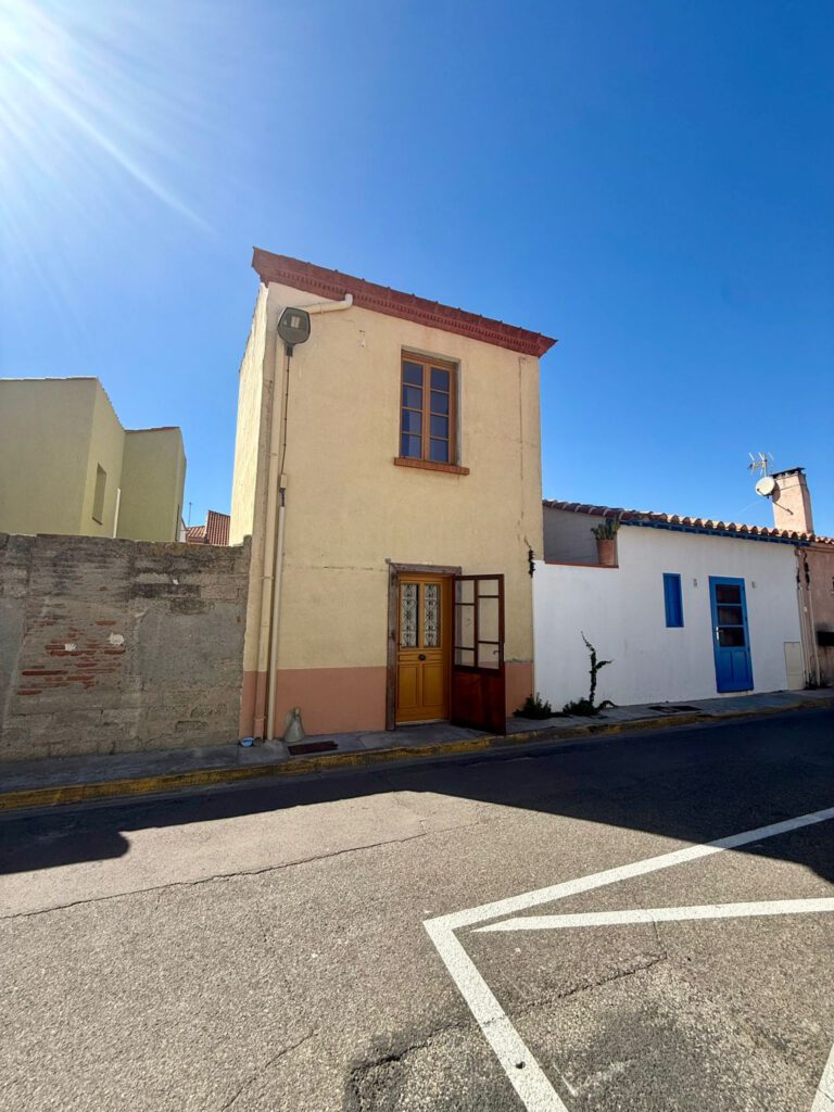 Exclusivité Le Barcarès Village   Maison avec Patio   Beau potentiel !