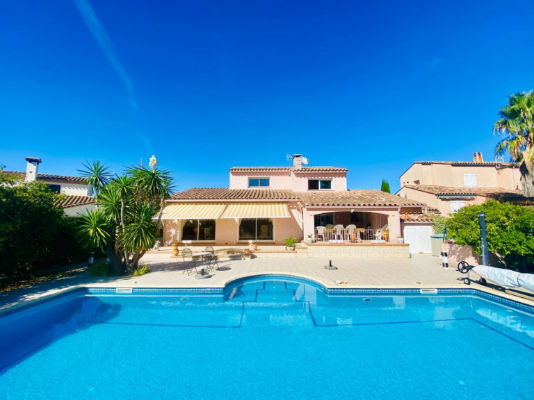 Le Boulou : magnifique villa d’architecte quartier résidentiel grande parcelle avec piscine !