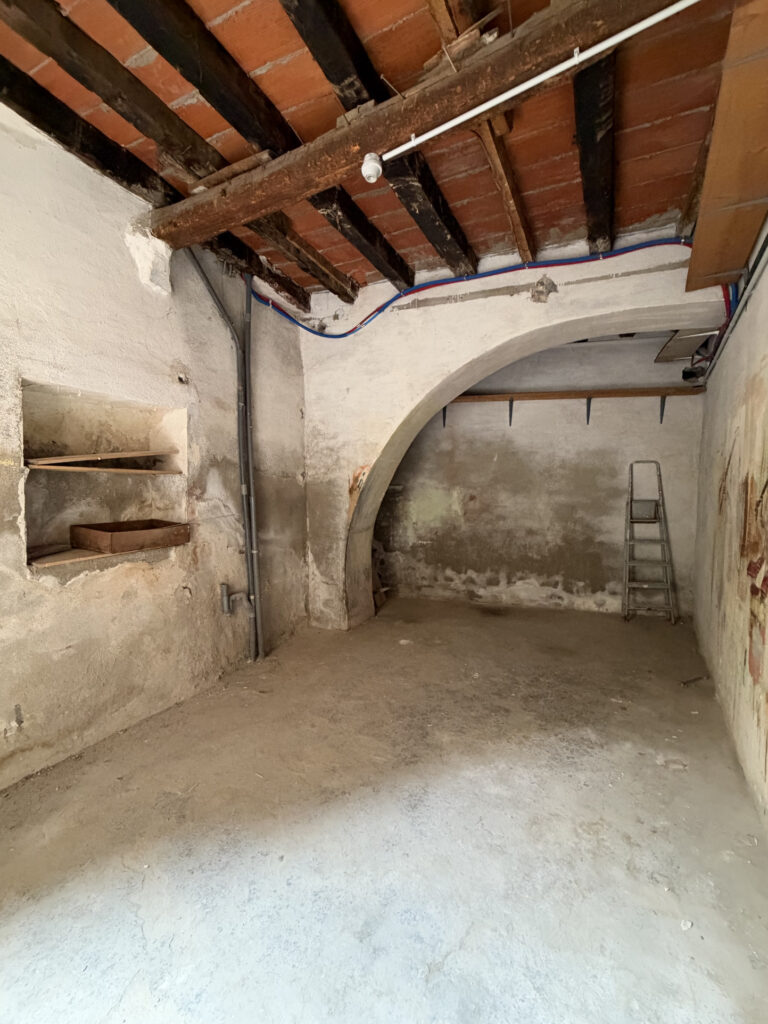 À LOUER   GARAGE EN CENTRE-VILLE D’ARLES-SUR-TECH