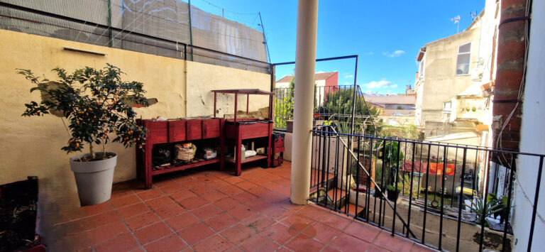 ILLE SUR TET - MAISON DE VILLAGE TRAVERSANTE AVEC TERRASSES ET GARAGE- SUD